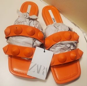 Zara Woman SS22 FLAT RUBBERISED SANDALS WITH STUDS ORANGE size 6.5 3601 910 Nwd